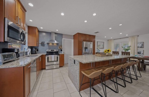 Gulf Gate Estates House | "Temporary Sanity" Home w/Stunning Heated Saltwater Pool, Lanai w/TV, Ready to book!