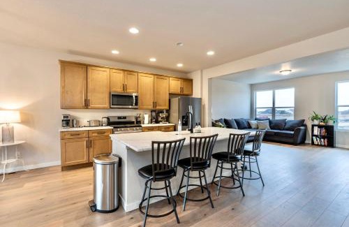 Colorado Springs House | TempurPedic Quartz Balcony Modern 3BR 3 5BA