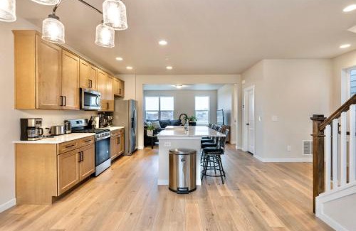 Colorado Springs House | TempurPedic Quartz Balcony Modern 3BR 3 5BA