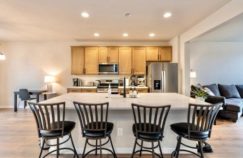 Colorado Springs House | TempurPedic Quartz Balcony Modern 3BR 3 5BA