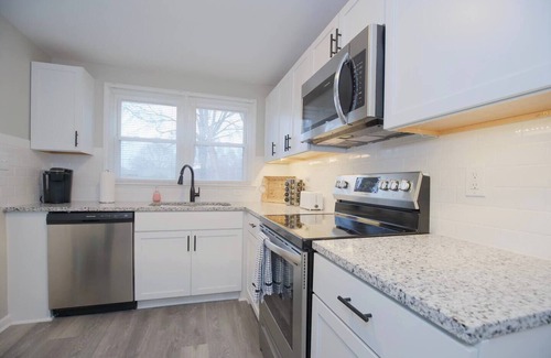 Overland Park Apartment | Ten blocks from Old Downtown Overland Park, KS