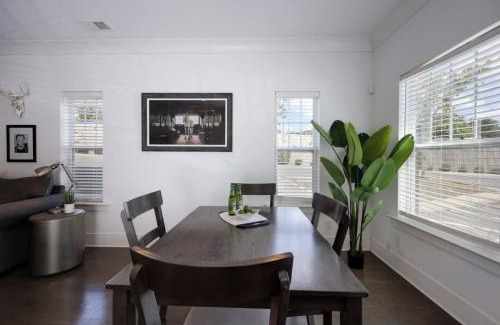 Charlotte Park House | Ten Minutes to Broadway Stunning Townhome