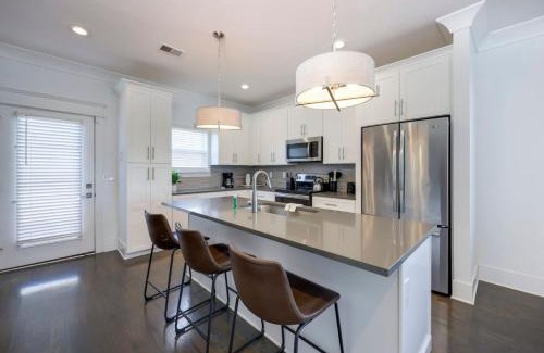 Charlotte Park House | Ten Minutes to Broadway Stunning Townhome