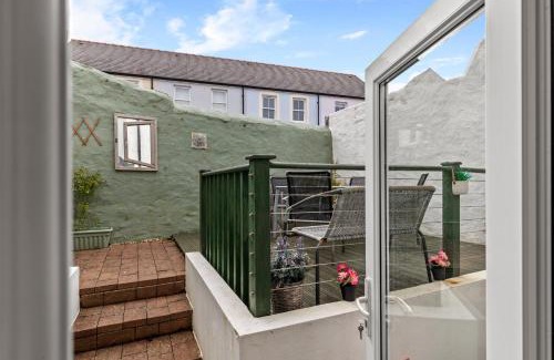 Tenby House | Tenby Cwtch - Short Walk to Beach