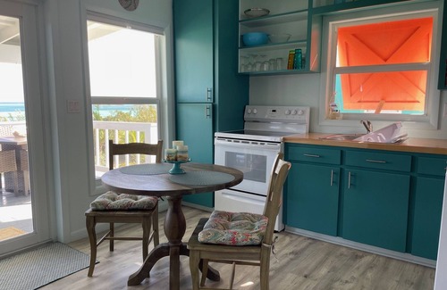 Spanish Wells Cottage | TennesSea Shine. Perfect View for Two. Cozy cottage with amazing views.