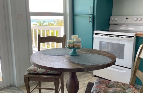 Spanish Wells Cottage | TennesSea Shine. Perfect View for Two. Cozy cottage with amazing views.