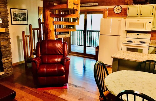 Sevierville Cabin | TENNESSEE CABIN! CONVENIENT LOCATION! COZY & COMFORTABLE! BOOK TODAY!