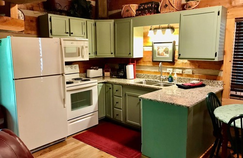 Sevierville Cabin | TENNESSEE CABIN! CONVENIENT LOCATION! COZY & COMFORTABLE! BOOK TODAY!