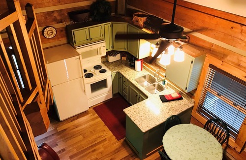 Sevierville Cabin | TENNESSEE CABIN! CONVENIENT LOCATION! COZY & COMFORTABLE! BOOK TODAY!