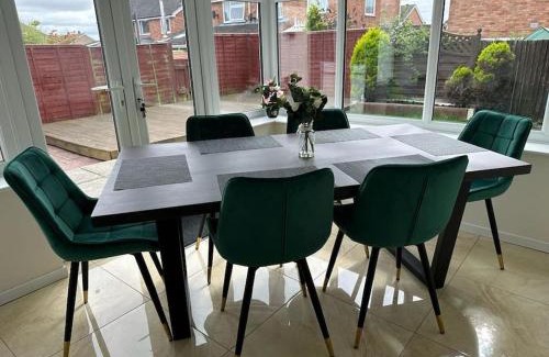 Wootton Bassett House | Tennyson House - Cul De Sac 3 Bedroom House for Families, Business Travellers, Contractors, Free Parking & Wifi, Nice Garden