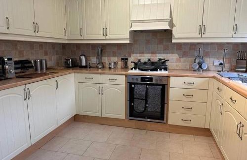 Wootton Bassett House | Tennyson House - Cul De Sac 3 Bedroom House for Families, Business Travellers, Contractors, Free Parking & Wifi, Nice Garden