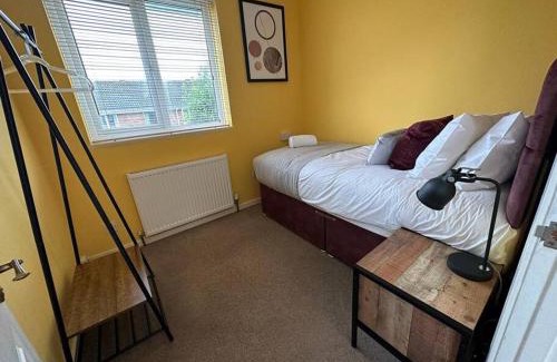 Wootton Bassett House | Tennyson House - Cul De Sac 3 Bedroom House for Families, Business Travellers, Contractors, Free Parking & Wifi, Nice Garden