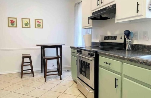 Decatur House | Tennyson House-3 bedrooms of convenience and ease