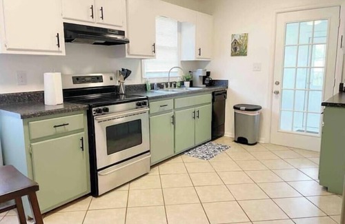 Decatur House | Tennyson House-3 bedrooms of convenience and ease