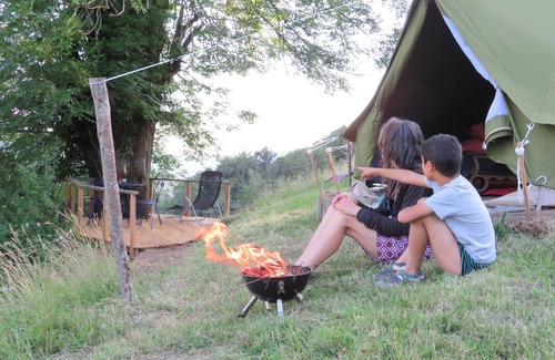 Thiezac RV Rental | Tente en Site Isolé et Naturel à 1000 Mètre D'altitude