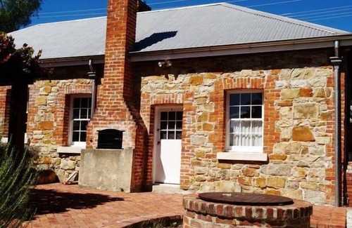 Tenterfield Cottage | TENTERFIELD ACCOMMODATION’s“Red Rose Cottage”