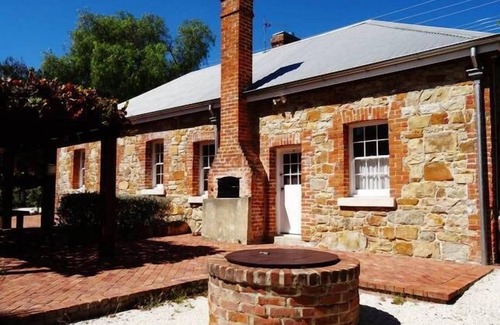 Tenterfield Cottage | TENTERFIELD ACCOMMODATION’s“Red Rose Cottage”