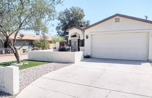 Maryvale House | TERRA NOVA Spacious 4-bedroom house in Phoenix AZ, 7 minutes from Downtown.