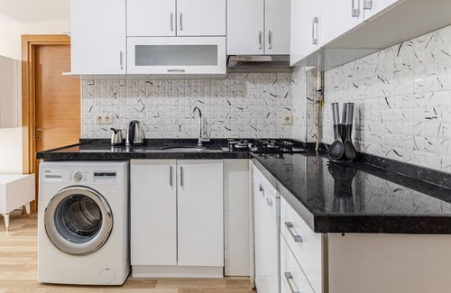 Mecidiyekoy Apartment | Terrace Apartment Just 1 Min to Trump Towers