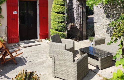 Besain House | Terraced house in a large park in the countryside