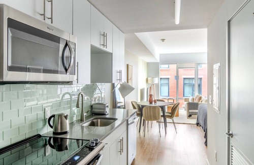 Mount Vernon Triangle Apartment | Terrific Mount Vernon Studio w/Gym & Courtyard, nr Metro, by Blueground