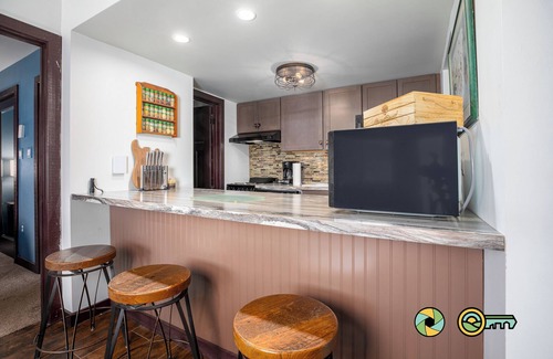 Mount Jackson Condo | Tesla Lodge (#202) | Renovated comfort with walk-out convenience!