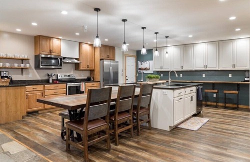 Leigh Creek Estates House | Teton Crest Lodge Sleeps 24 Ideal Reunion Spot