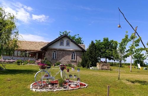Novi Sad House | Tetrebov salas in the peaceful fields
