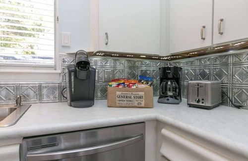 Canyon Lake House | Texas Charm Cottage - 1 Block From the Lake & Hill Country Views