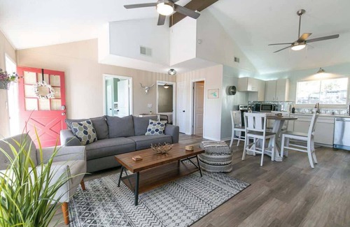 Canyon Lake House | Texas Charm Cottage - 1 Block From the Lake & Hill Country Views