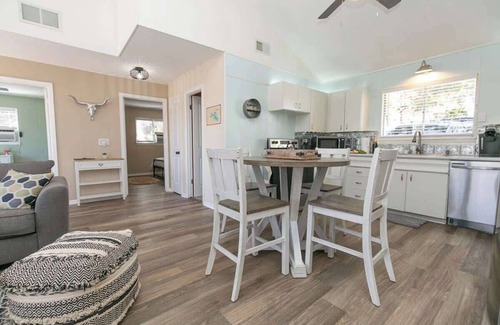 Canyon Lake House | Texas Charm Cottage - 1 Block From the Lake & Hill Country Views