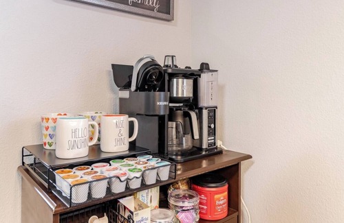 West San Antonio House | Texas Two Step - welcoming getaway at the steps of Sea World, near BMT!