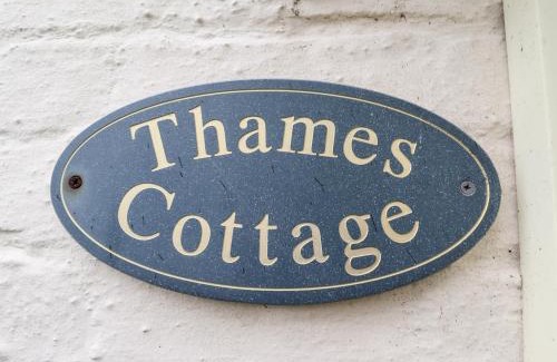 Roos House | Thames Cottage