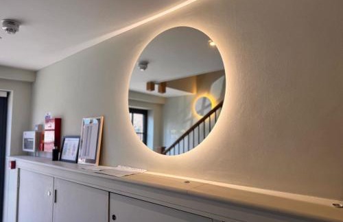 Thames Ditton Apartment | Thames Ditton Apt - Sleeps 6 - Garden & Bbq