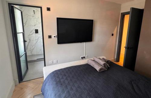 Thames Ditton Apartment | Thames Ditton Apt - Sleeps 6 - Garden & Bbq
