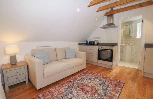 Windsor Cottage | THAMES RETREAT, pet friendly, with a garden in Wraysbury