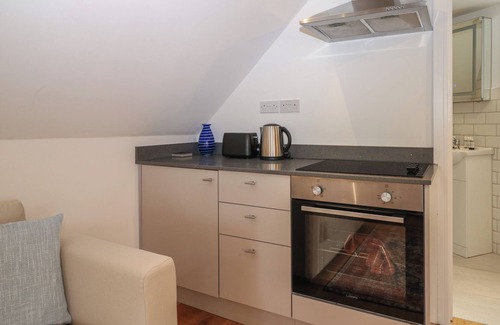Windsor Cottage | THAMES RETREAT, pet friendly, with a garden in Wraysbury