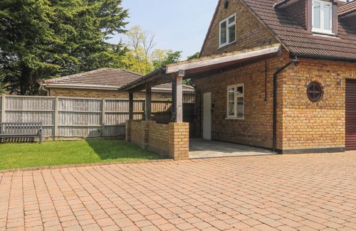 Windsor Cottage | THAMES RETREAT, pet friendly, with a garden in Wraysbury