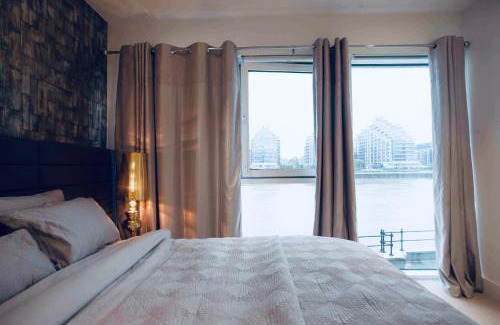 Sands End Apartment | Thames riverside apartment in London