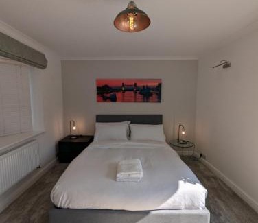 Elmbridge House | Thames Riverside Retreat Serene 3 Bed Bungalow