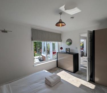 Elmbridge House | Thames Riverside Retreat Serene 3 Bed Bungalow