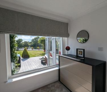 Elmbridge House | Thames Riverside Retreat Serene 3 Bed Bungalow