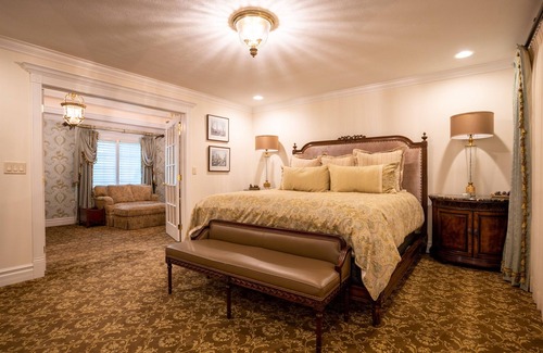Carbondale House | Thanksgiving Dates Available for the First Time in Years!
