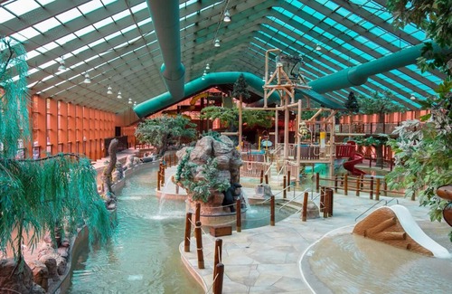 Gatlinburg Villa | Thanksgiving Week 2025 - Charming One Bedroom Deluxe Villa sleeps Six.