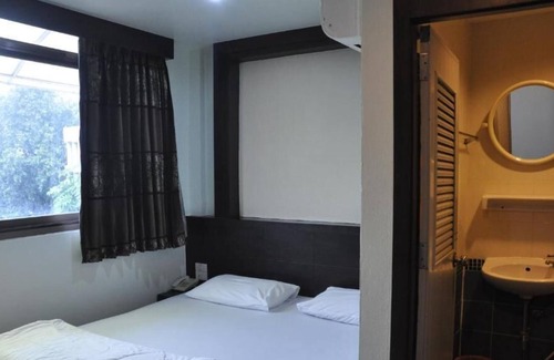 Phra Athit Hotel | Thara House