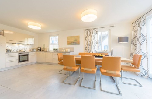Glowe House | Thatched cottage for 8 people with an outdoor pool, near the beach & forest, sauna