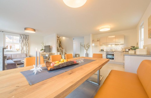 Glowe House | Thatched cottage for 8 people with an outdoor pool, near the beach & forest, sauna