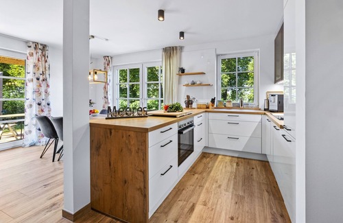 Am Salzhaff House | Thatched house XL with 4 bedrooms, fireplace and garden - Dünenrose and Tuttelduuv
