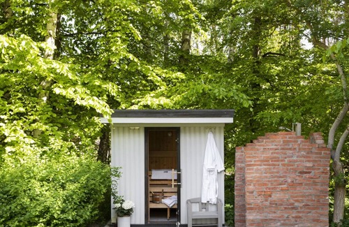 Manhagen Apartment | Thatched roof house with proximity to the Baltic Sea, outdoor sauna, playground & large garden
