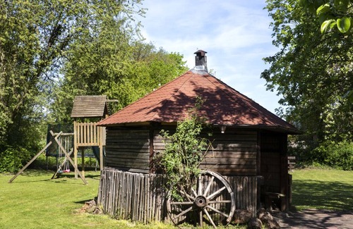 Manhagen Apartment | Thatched roof house with proximity to the Baltic Sea, outdoor sauna, playground & large garden